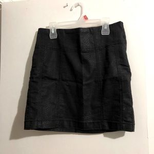 Subtle snake pattern mini skirt (size 27/4)